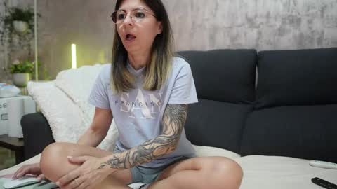 Snapshot of crissy_love chatting on 9, 2, 2025 crissy_love online show from 9, 2, 2025