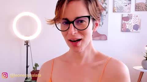 Snapshot of cuddlingbunnny chatting on 14, 9, 2025 Leonela online show from 14, 9, 2025