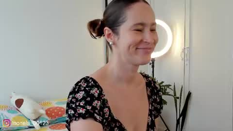 Snapshot of cuddlingbunnny chatting on 23, 6, 2026 Leonela online show from 23, 6, 2026