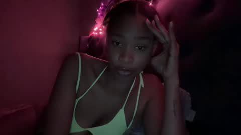 Snapshot of cum2charmxx chatting on 8, 10, 2025 cum2charmxx online show from 8, 10, 2025