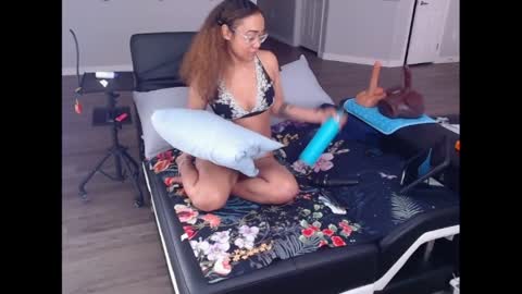 Nia Reese online show from 6, 4, 2026