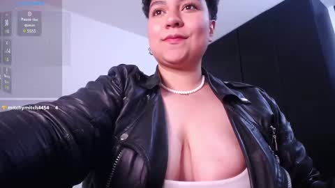 Snapshot of curly_cam_queen chatting on 12, 12, 2024 Bruna online show from 12, 12, 2024
