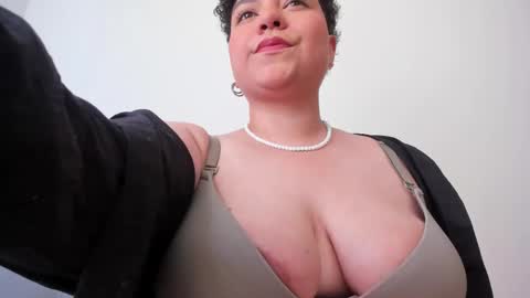Snapshot of curly_cam_queen chatting on 9, 2, 2025 Bruna online show from 9, 2, 2025