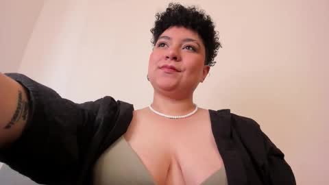 Snapshot of curly_cam_queen chatting on 10, 2, 2025 Bruna online show from 10, 2, 2025
