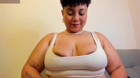 Snapshot of curly_cam_queen chatting on 2, 3, 2025 Bruna online show from 2, 3, 2025