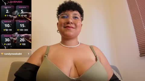 Snapshot of curly_cam_queen chatting on 3, 3, 2025 Bruna online show from 3, 3, 2025