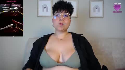 Snapshot of curly_cam_queen chatting on 1, 10, 2025 Bruna online show from 1, 10, 2025