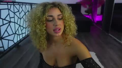 Snapshot of curlyanto chatting on 4, 7, 2026 Antonia online show from 4, 7, 2026