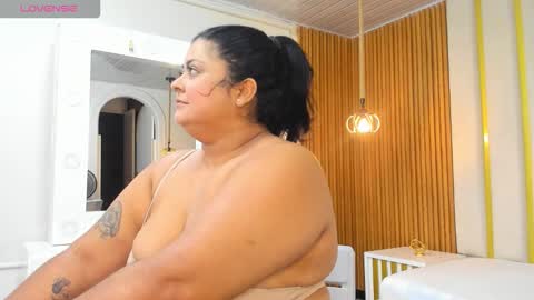 Snapshot of curvy_beauty_ chatting on 4, 11, 2025 Hanna online show from 4, 11, 2025