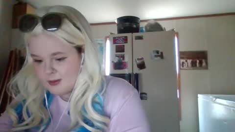 Snapshot of curvyplayday chatting on 8, 3, 2025 dahlia -kim online show from 8, 3, 2025