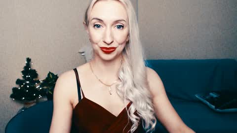 Snapshot of cute_smile_shy chatting on 5, 1, 2025 cute_smile_shy online show from 5, 1, 2025