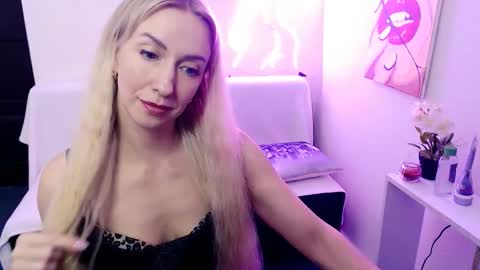 cute_smile_shy online show from 3, 3, 2026