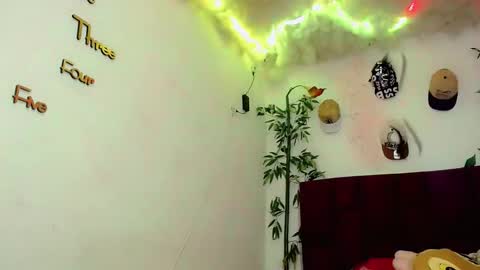 Snapshot of cute_ts_charlott chatting on 2, 12, 2025 danny online show from 2, 12, 2025