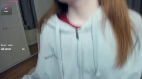 Snapshot of cuty_petite chatting on 19, 4, 2026 Anne online show from 19, 4, 2026