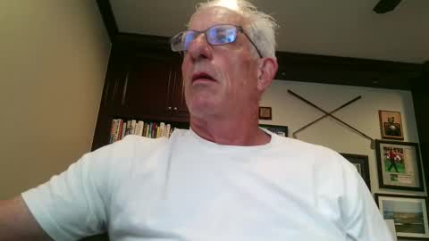 Snapshot of daddyluv2u chatting on 6, 10, 2025 daddyluv2u online show from 6, 10, 2025