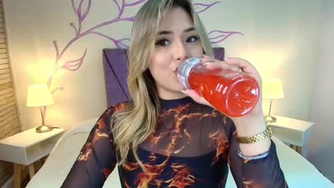 Snapshot of dahliamoore chatting on 5, 3, 2025 Dahlia online show from 5, 3, 2025