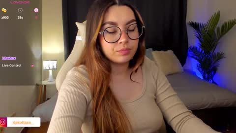 dakottaa__ online show from 21, 10, 2025