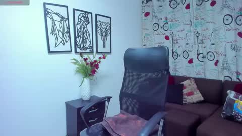 Danaa Rey online show from 4, 3, 2025