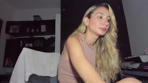 Snapshot of danikrosse chatting on 15, 1, 2025 Danik online show from 15, 1, 2025