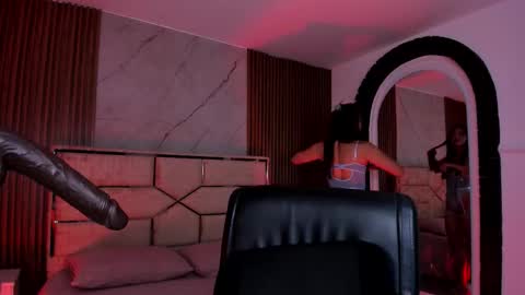 Dani Phonenix online show from 6, 11, 2025