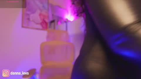 Danna Lovs online show from 3, 10, 2025