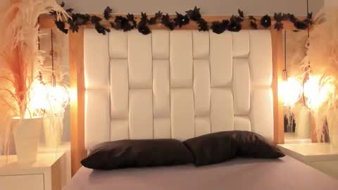 daphne_and_roger online show from 12, 11, 2025