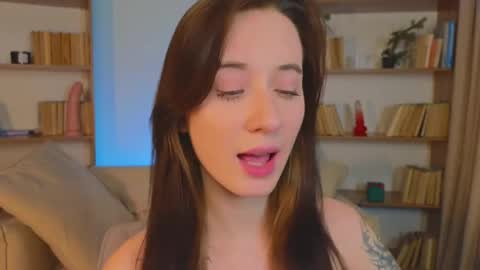 Lola online show from 8, 3, 2025