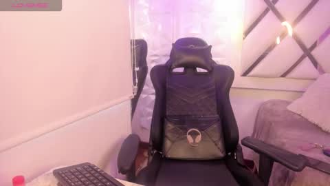 Darla santos  online show from 4, 11, 2025