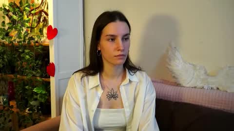 Esme 19 years old online show from 3, 11, 2025