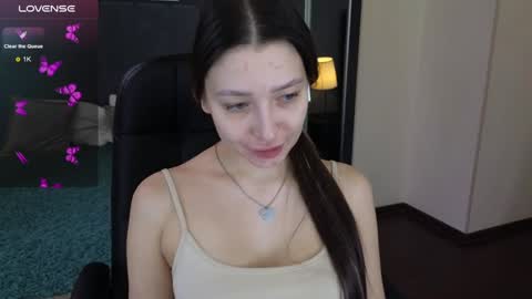 Snapshot of demi_loran chatting on 19, 1, 2025 DEMI online show from 19, 1, 2025