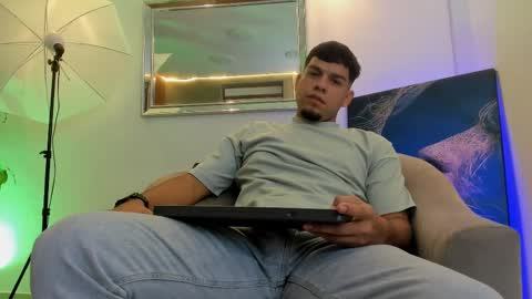 Snapshot of derek_simeon chatting on 4, 11, 2025 derek online show from 4, 11, 2025