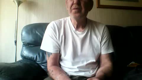 Snapshot of discovery63 chatting on 4, 10, 2025 discovery63 online show from 4, 10, 2025