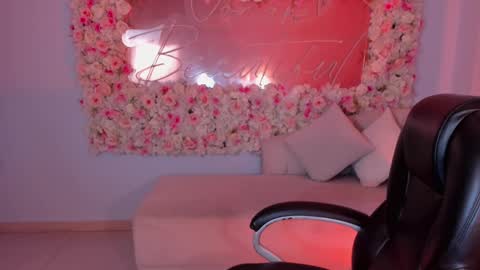 Dolcie  online show from 17, 2, 2025