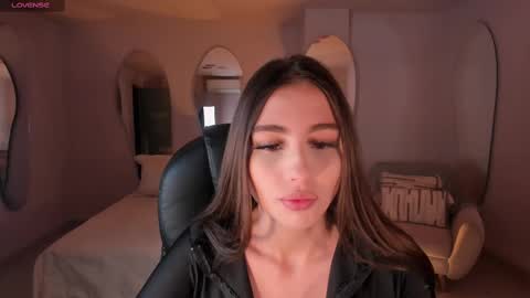 Dolcie  online show from 23, 2, 2025