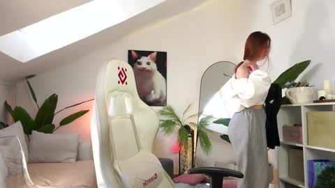 Your doll Lesli online show from 4, 3, 2026