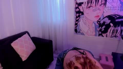 Snapshot of doll_venus chatting on 5, 1, 2026 Roxana independent model can you help me reach 100 hands up uwu online show from 5, 1, 2026
