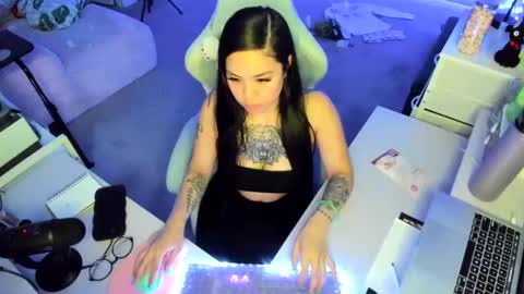 DOLLLFACE online show from 3, 2, 2026