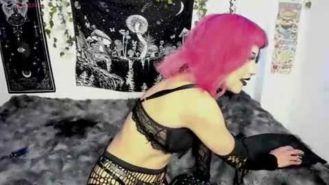 dolly_bones online show from 15, 10, 2025