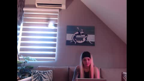Snapshot of dreamcatcherfantasy chatting on 21, 2, 2025 A girl online show from 21, 2, 2025