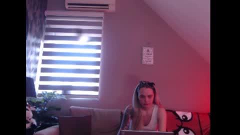 A girl online show from 13, 3, 2026