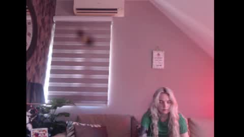 A girl online show from 24, 4, 2026