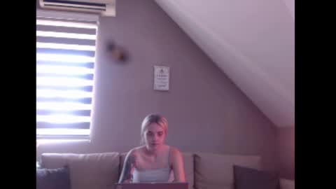 A girl online show from 17, 7, 2026