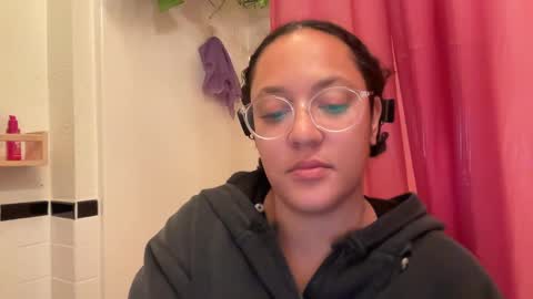 RIRI OR DREAMY online show from 27, 2, 2025