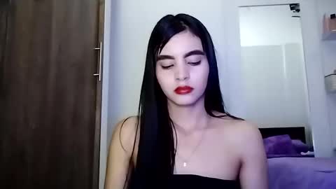 Snapshot of dulce_lucero chatting on 4, 3, 2025 dulce_lucero online show from 4, 3, 2025