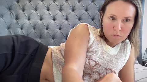 Nadia Ferreira  online show from 15, 10, 2025