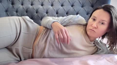 Nadia Ferreira  online show from 1, 12, 2025