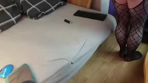 shy yoong cross online show from 2, 12, 2025