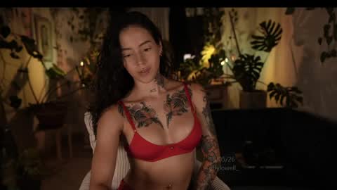 Snapshot of effylowell_ chatting on 19, 5, 2026 Effy online show from 19, 5, 2026