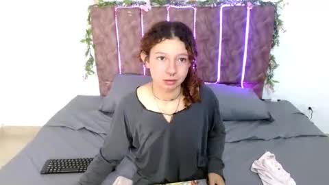 Snapshot of elarose723 chatting on 10, 10, 2025 elarose723 online show from 10, 10, 2025
