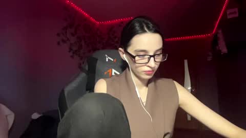 Snapshot of elinorashfield chatting on 16, 5, 2026 Milica online show from 16, 5, 2026
